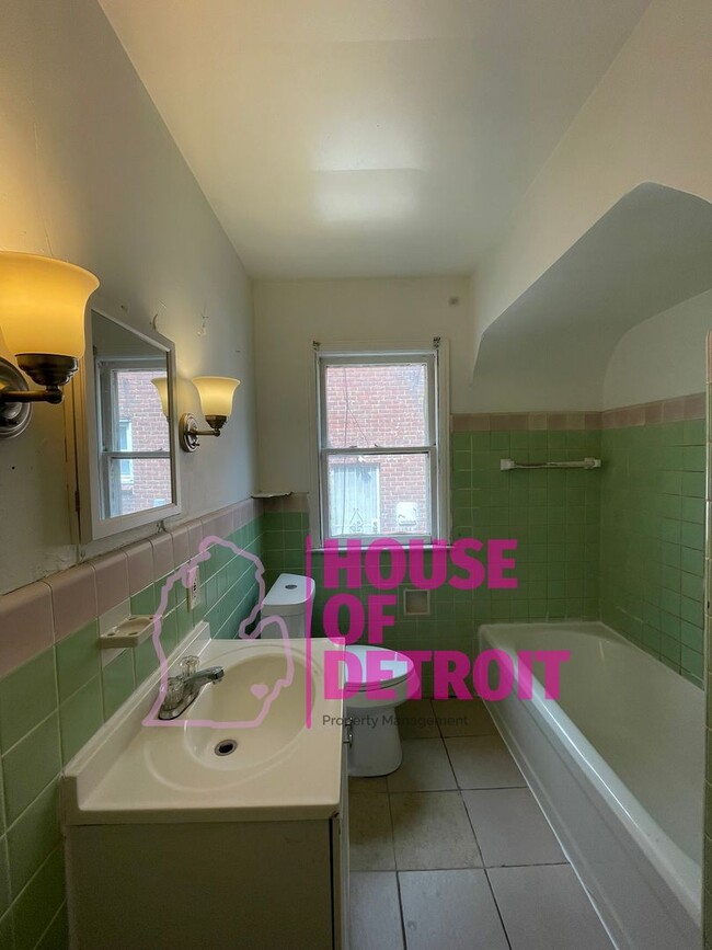 Building Photo - 3 BEDROOM 1 BATH BUNGALOW FREE PRE-SCREEN