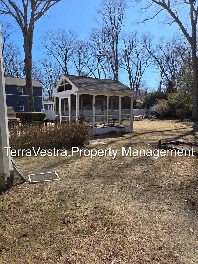 Building Photo - Now Showing for 2026-2027 School Year Glassboro 4 Bed 2.5 Bath