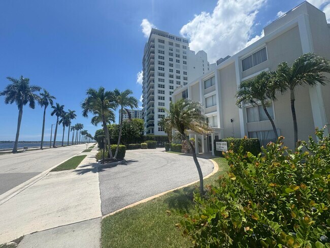 Building Photo - 1527 S Flagler Dr