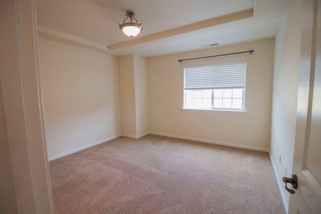 Building Photo - Cute, clean 2 bedroom upstairs apartment with patio.