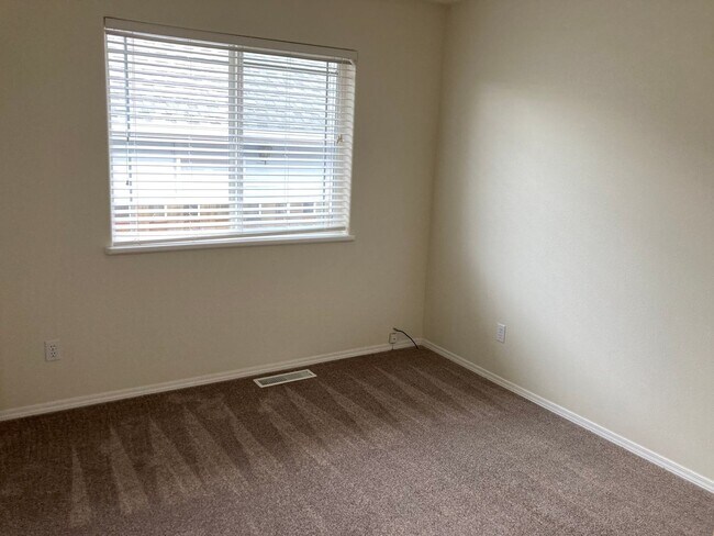 Building Photo - Two Bedroom Duplex in South Salem, Landscaping Included!