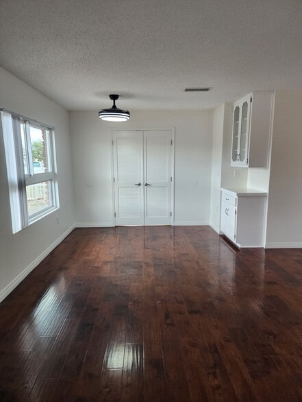 Dining Area - 431 S Simpson Ave