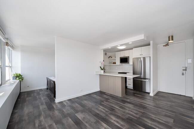 Building Photo - 2626 N Lakeview Ave