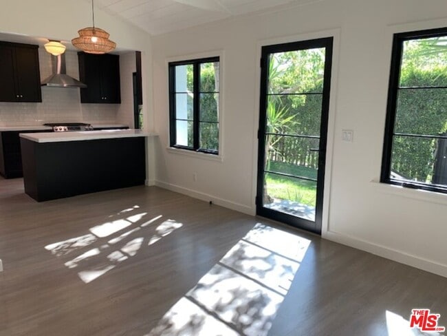 Building Photo - 1244 S Sycamore Ave