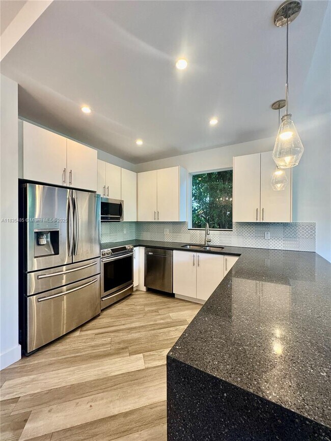 Building Photo - 2882 SW 37th Ct