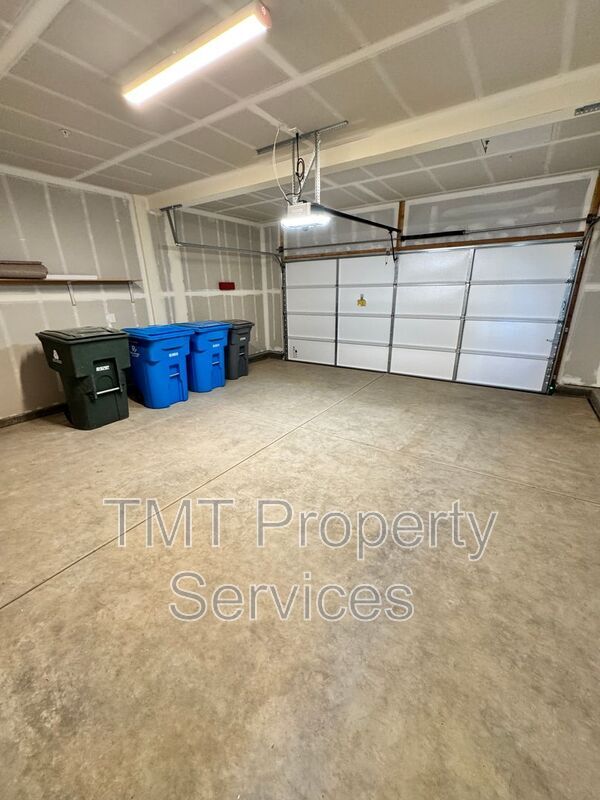 Building Photo - 1372 Redford Wy