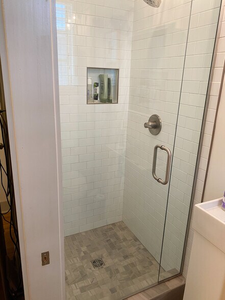 Building Photo - 204 Burns Ave