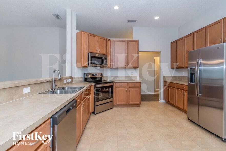 Building Photo - 6869 Southern Oaks Dr W