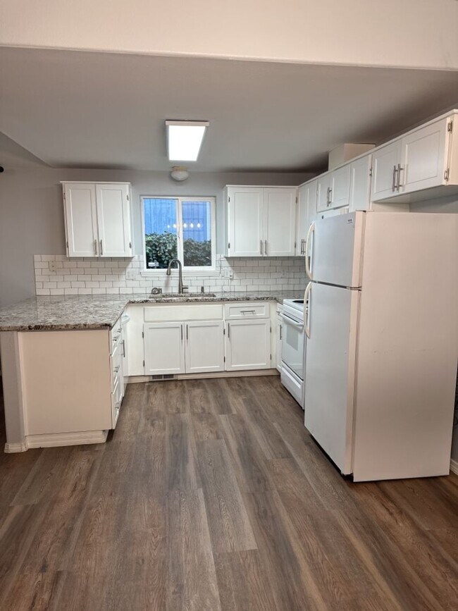 Building Photo - Charming 2 Bedroom Townhome