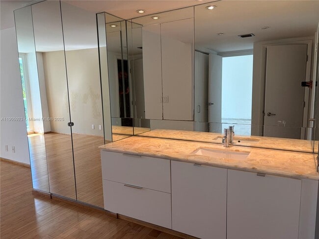 Building Photo - 100 Bayview Dr