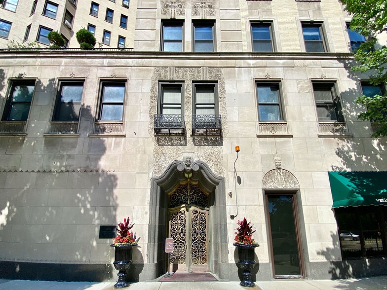 Building Photo - 2000 N Lincoln Park W