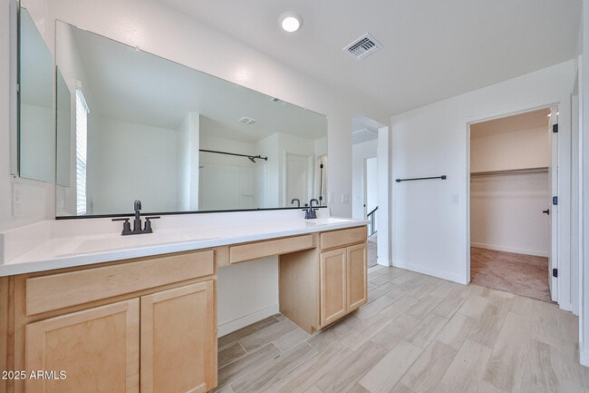 Building Photo - 509 E Elm Ln