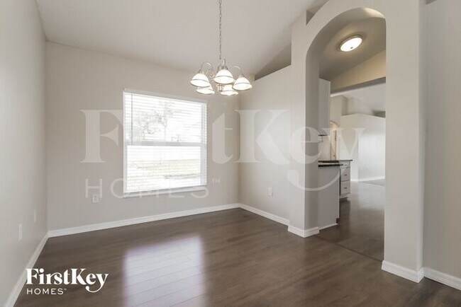 Building Photo - 2800 Fifer Dr