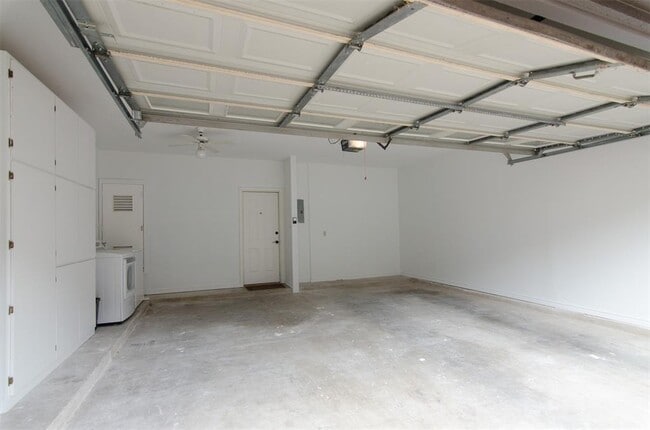 Building Photo - 10819 Crown Colony Dr