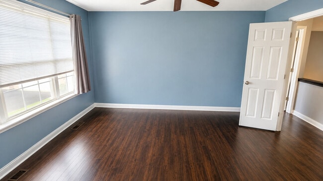 Building Photo - 1561 E Chivalry Ct
