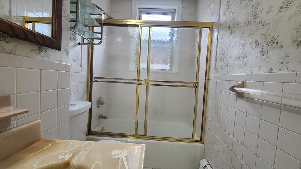 Building Photo - 86 Tonnele Ave