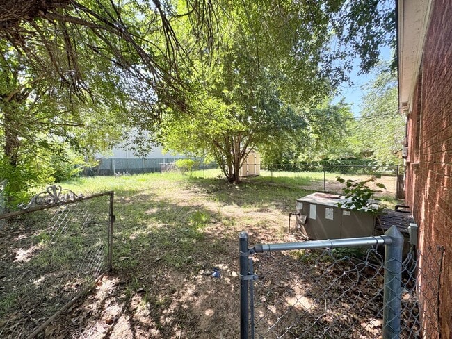 Building Photo - 902 E Rose Dr
