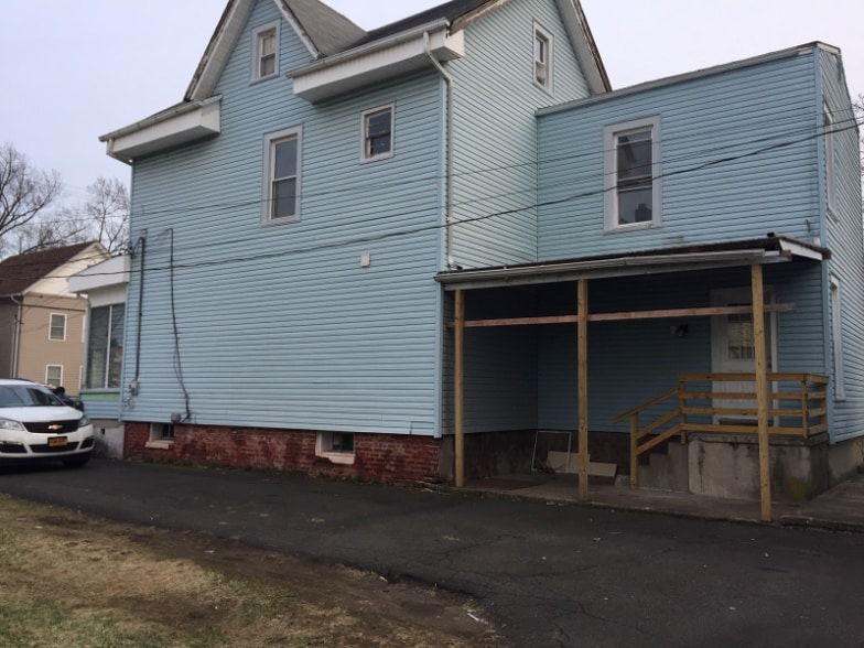 Building Photo - 37 Benson St