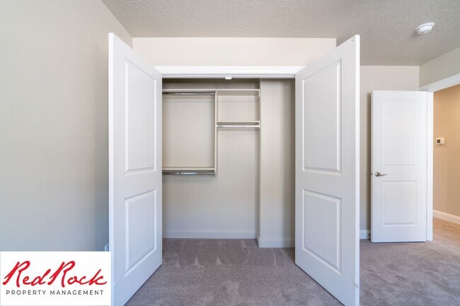 Building Photo - Stunning 4 Bedroom Townhome in Hurricane Heights