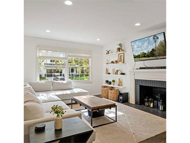 Building Photo - 4520 Vandervork Ave