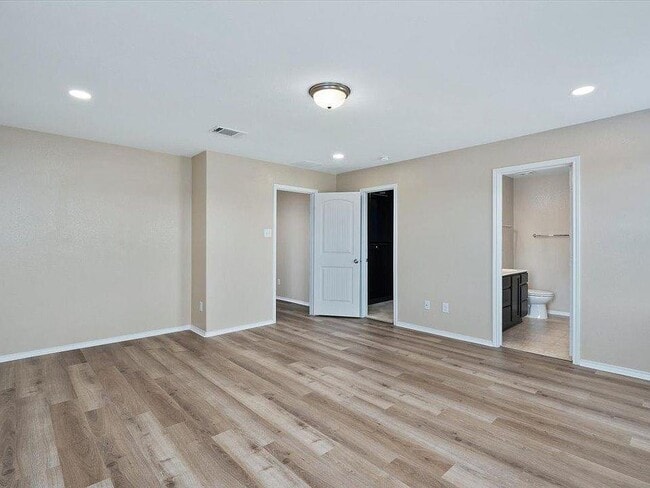 Building Photo - 904 Lonesome Lilly Way