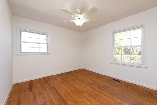 Building Photo - Students Welcome