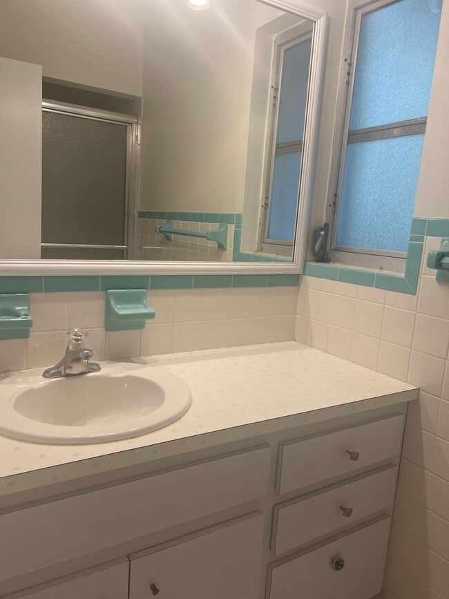 Building Photo - 2BR+Bonus Room/2 bathroom SFH on Venice Is...