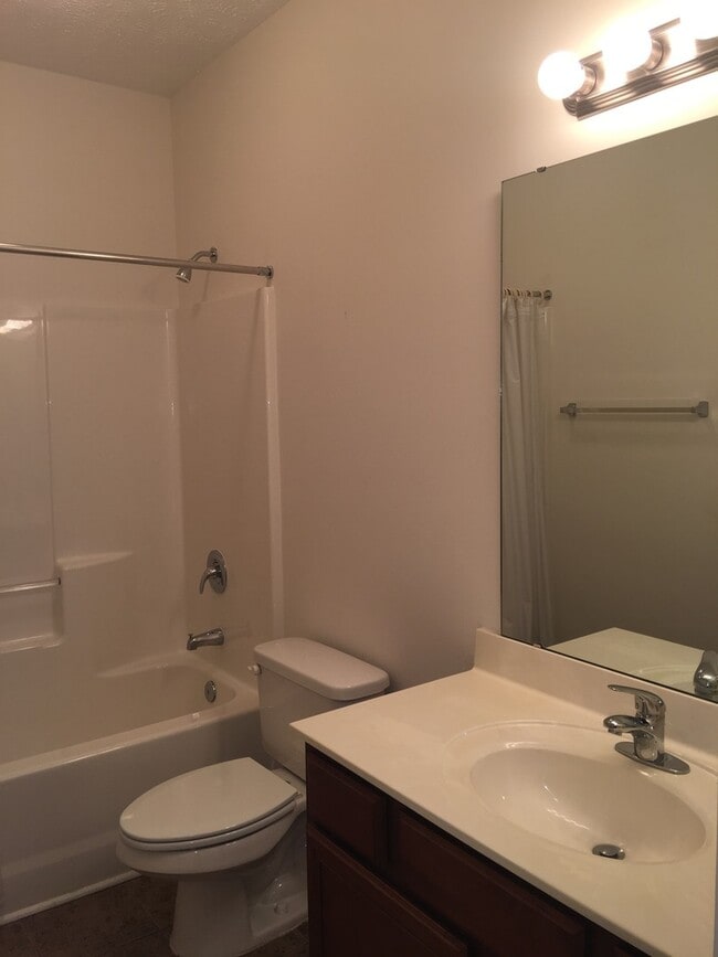 Building Photo - Large 3 Bedroom 1st Floor Condo in Ashley Park