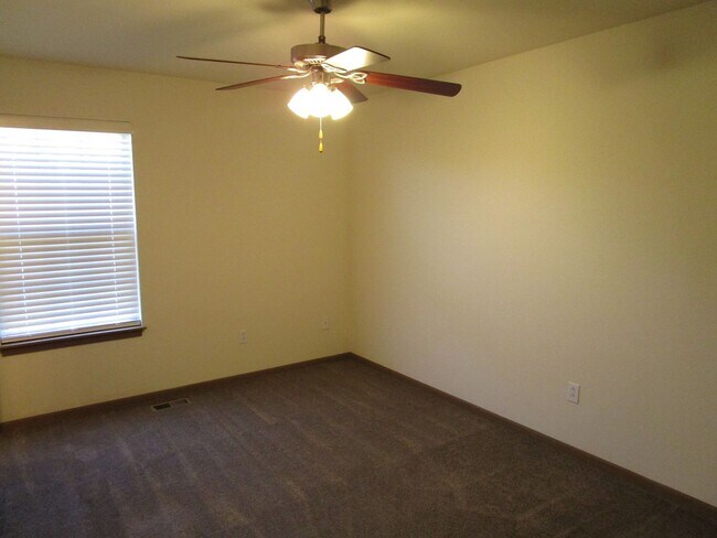 Building Photo - 707-707 Glenstone Dr