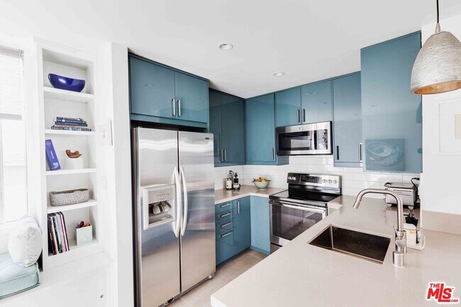 Building Photo - 960 N San Vicente Blvd
