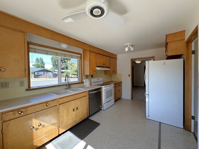 Building Photo - 2 bedroom - Retro Charmer in the Heart of ...
