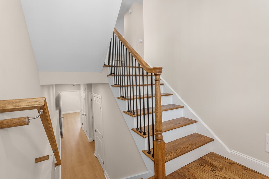 Building Photo - 20 Zazzetti St