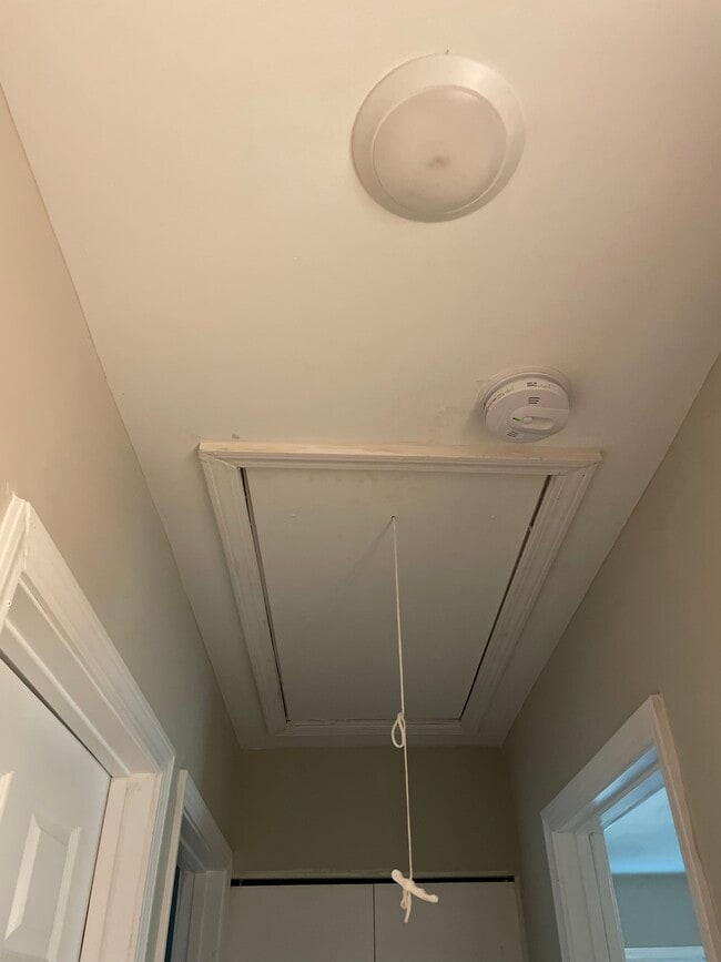 Building Photo - 755 Cascade Dr