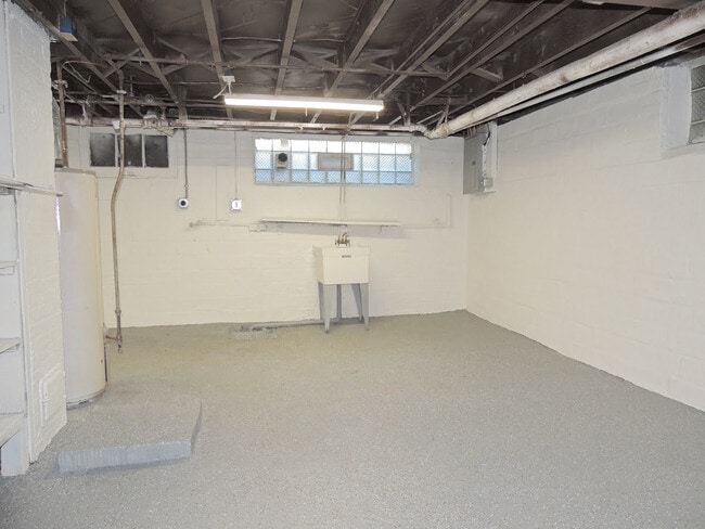 Building Photo - Completely Renovated 5 Bedroom - 1.5 Bath ...
