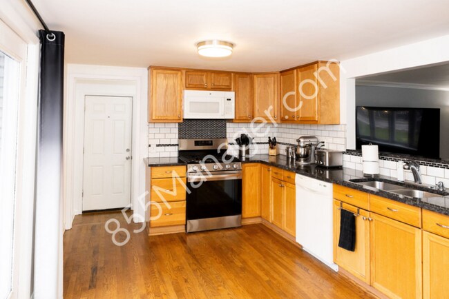 Building Photo - Charming Ranch Home: 3 Bed, 2.5 Bath in Wa...