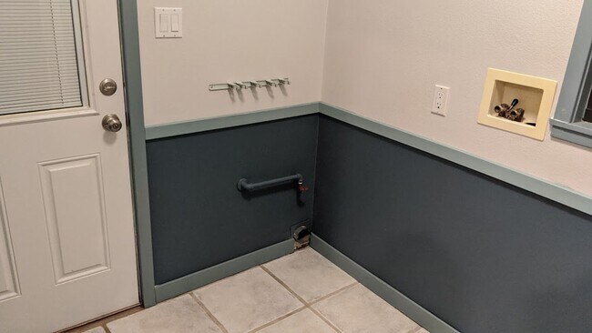 Building Photo - Spacious three bedroom one and half bath house in Sunland!