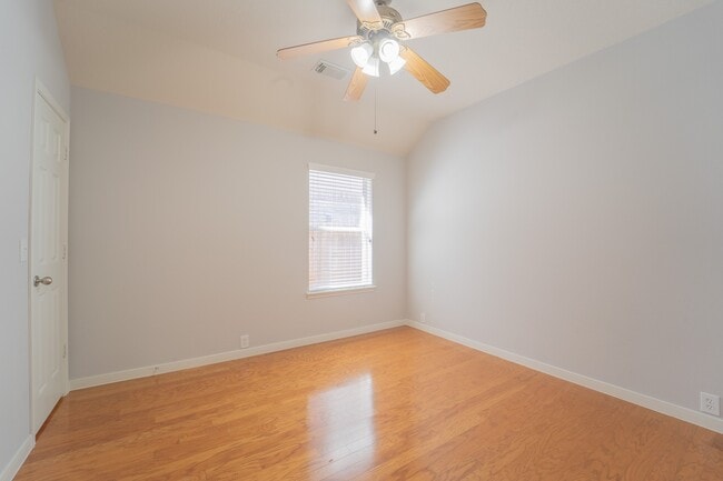 Building Photo - 2910 Sandleigh Dr