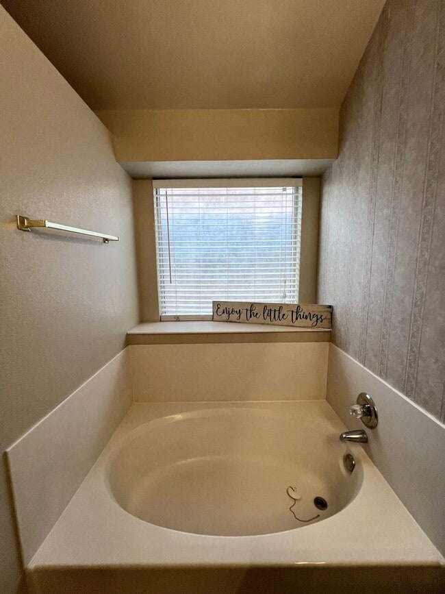 Building Photo - Lovely Rental Home in Heatherwood Neighbor...