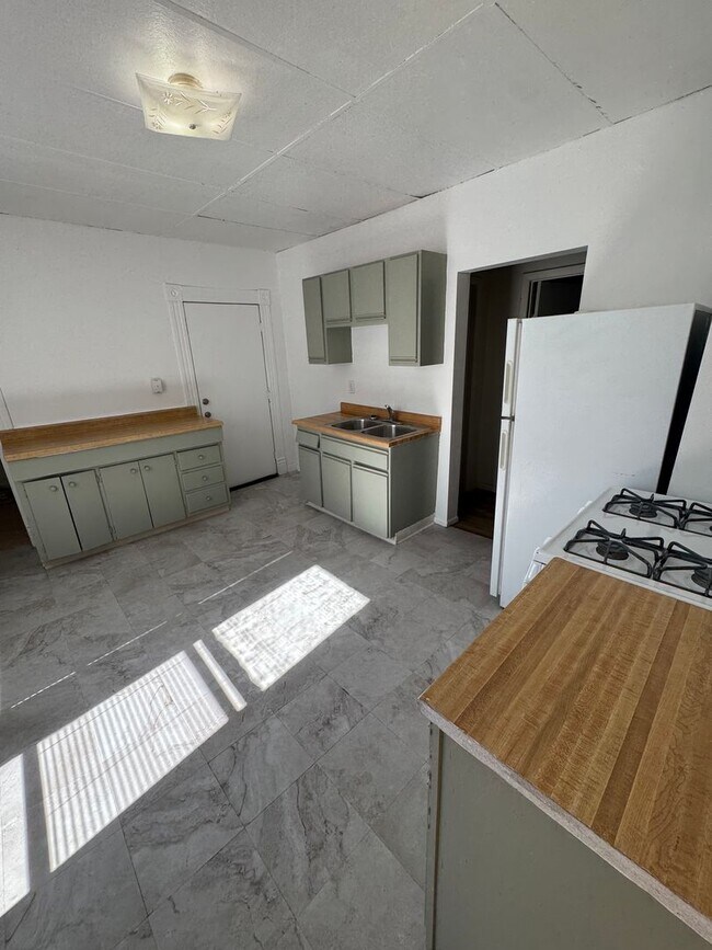 Building Photo - ALL Utilities Included with Rent! South-si...