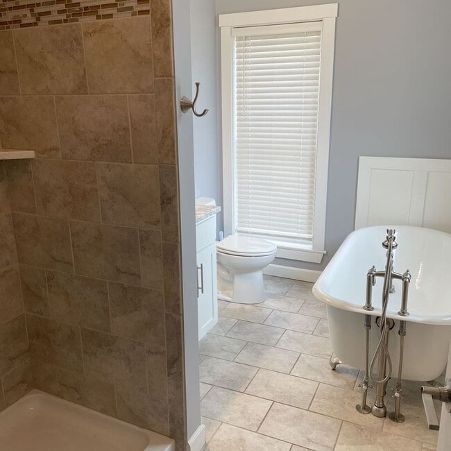 Building Photo - Small Town home ready for lease!