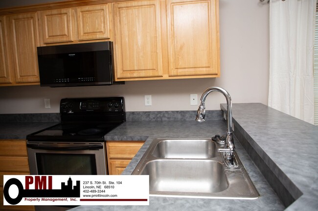 Building Photo - 3 Bedroom and 3 Bathroom Duplex. Available...