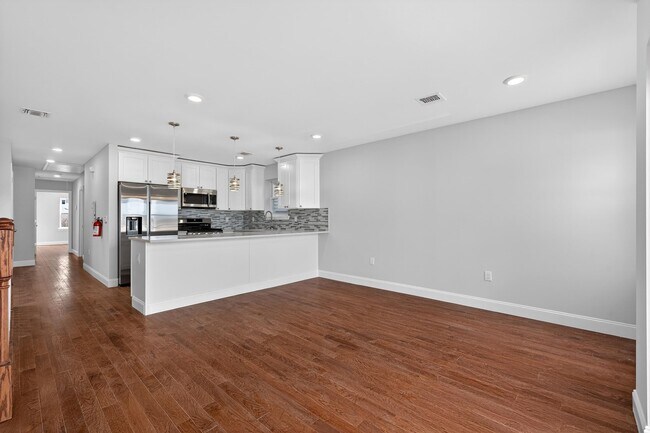 Building Photo - 40 E 5th St