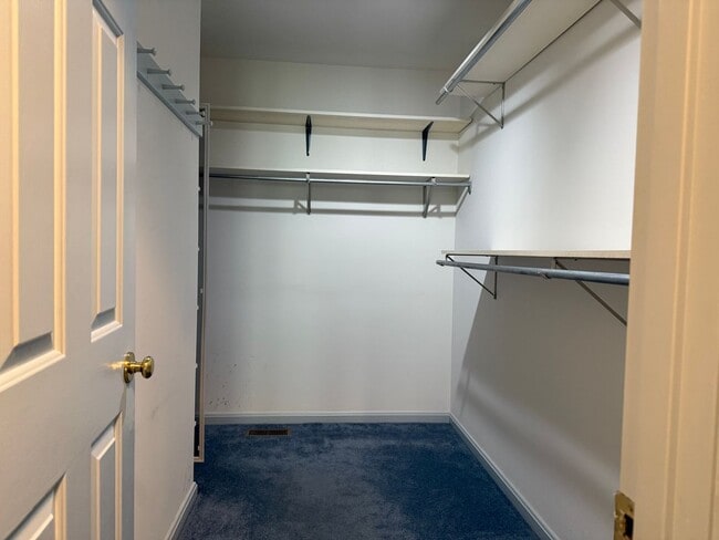 Building Photo - 3 bedroom 2.5 bath house with basement