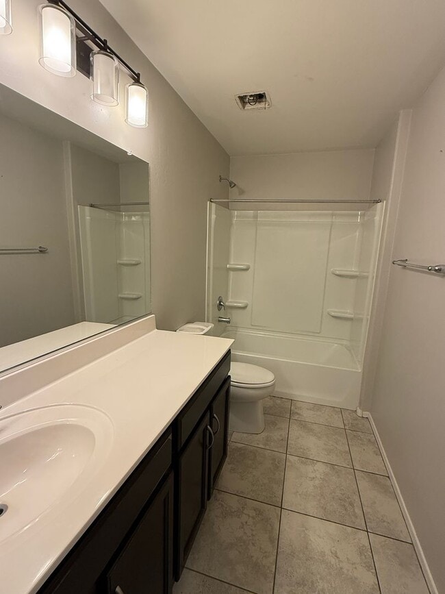 Building Photo - 3 Bed | 2 Bath | 1,456 Sq Ft | 2-Car Garage