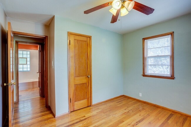 Building Photo - 2 Bed Bungalow in Champaign- Available August 2026