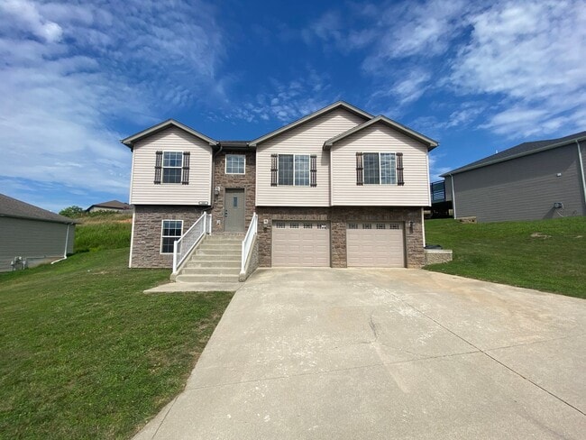 Building Photo - 3 bedroom, 3 bathroom home located in Brus...