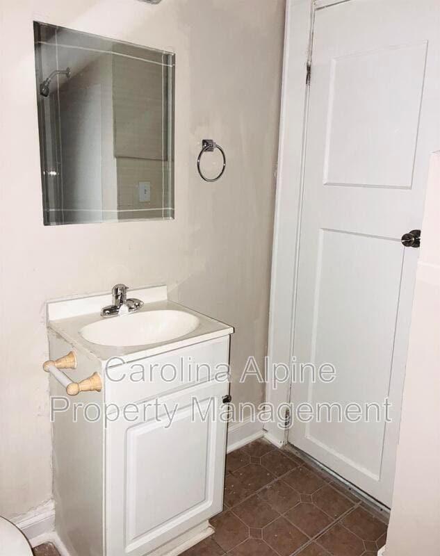 Building Photo - 606 S Ellis St