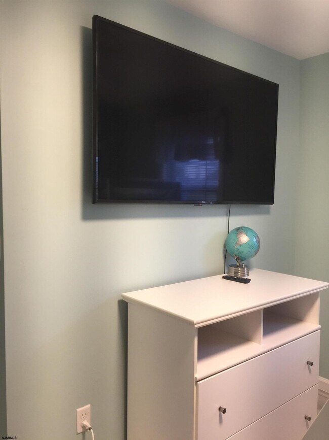 Building Photo - 205 3rd St S