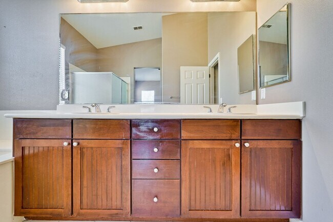 Building Photo - Spacious 3 Bedroom, 2 Bathroom Home with D...