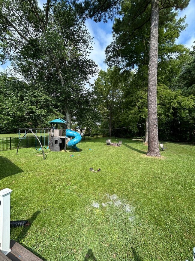 Building Photo - 4 BD/2 BA in Pine Meadows - 1/2 acre fence...